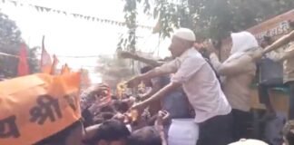 दिल्ली में पत्थरबाजी के बीच UP में रोजेदारों ने दिखाया सद्भाव, नोएडा में मुसलमानों ने हनुमान भक्तों को पिलाया शर्बत