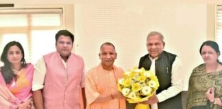 सपा सांसद सुखराम सिंह यादव ने परिजनों संग की CM योगी से मुलाकात, जल्द भाजपा में हो सकते हैं शामिल SP MP Sukhram Singh Yadav