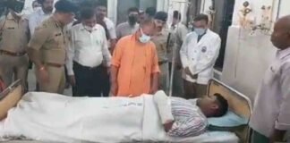 गोरखपुर मंदिर हमला: घायल सिपाहियों का हाल जानने अस्पताल पहुंचे CM योगी, कहा- किसी भी हालत में बख्शा नहीं जाएगा आरोपी