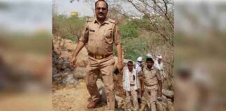 मथुरा: गिरिराज पर्वत पर जूते पहनकर चढ़े दारोगा और पुलिसकर्मी, वीडियो वायरल होने पर लोगों ने की कार्रवाई की मांग
