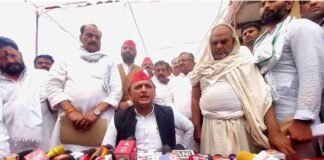 मनराजपुर कांड: पीड़ित परिवार से मिले अखिलेश यादव, बोले हाईकोर्ट के जज की निगरानी में हो मामले की जांच, पुलिस खुलेआम कर रही गुंडई