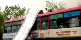 OMG! मथुरा में तेज आंधी में उड़ गई बस की छत, संभालने पहुंचे ड्राइवर-कंडक्टर, Video हुआ वायरल