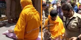 वाराणसी: काशी विश्वनाथ मंदिर के गेट पर नमाज पढ़ने लगी महिला, काफी इंतजार के बाद पुलिस ने हिरासत में लिया Varanasi Kashi Vishwanath Temple namaz