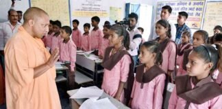 UP: एजुकेशन सिस्टम सुधारने में जुटे योगी, प्रारंभिक शिक्षा व शिक्षक प्रशिक्षण पर 11,411 करोड़ खर्च करेगी सरकार Yogi Government