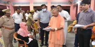 गोरखपुर: जनता दर्शन में शिकायतों का अंबार देख पुलिस अफसरों पर भड़के CM योगी, पूछा- क्या थानों पर बिल्कुल काम नहीं हो रहा? Gorakhpur CM Yogi Adityanath