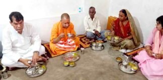 लौकी की सब्जी, रोटी, दाल-चावल…CM य़ोगी ने मलित बस्ती में मनीराम के घर किया भोजन, दिया सामाजिक समरसता का संदेश