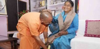 28 बरस बाद घर में रात बिताएंगे CM योगी, मां के पैर छूकर लिया आशीर्वाद, देखें तस्वीरें