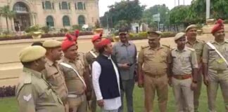 सुरक्षाकर्मियों ने की फोटो क्लिक कराने की मांग, अखिलेश बोले- इसके बाद सस्पेंशन के लिए भी तैयार रहना