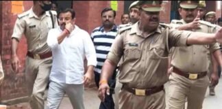 लखीमपुर खीरी हिंसा: पुलिस हिरासत में नहीं गई आशीष मिश्रा की ऐंठन, मूछों पर ताव देते पहुंचा कोर्ट, Video वायरल