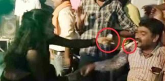 फर्रुखाबाद : मेले में चल रहे अश्लील डांस में मर्यादा भूले VDO, बार बालाओं पर जमकर उड़ाए नोट