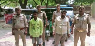 फर्रुखाबाद : पुलिस ने शातिर चोरों को किया गिरफ्तार, लोगों की आंखों में मिर्च डाल कर लूट लेते थे ई-रिक्शा