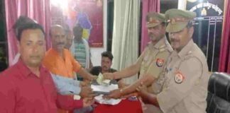 फर्रुखाबाद पुलिस ने पेश की ईमानदारी की मिसाल, खोया हुआ सामान वापस मिलने पर युवक ने खाकी को किया ‘सलाम’