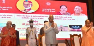 संत कबीर की समाधि पर राष्ट्रपति रामनाथ कोविंद ने टेका मत्था, कहा- कबीरदास ने बुनी समरस समाज की चादर