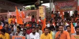 UP: जुमे की नमाज के बाद हिंसा के विरोध में सड़कों पर उतरा बजरंग दल, किया जा रहा हनुमान चालीसा का पाठ Bajrang dal