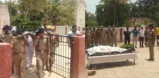 फर्रुखाबाद : हेड कांस्टेबल का हार्ट अटैक से निधन, पुलिस लाइन में SP ने नम आंखों से दिया कंधा