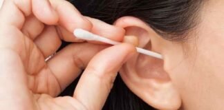 Ear Care Tips: कॉटन से इयरवैक्स साफ करना पड़ सकता है आपको महंगा, जानें इसका सही तरीका
