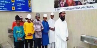 मनाही के बावजूद प्रयागराज जंक्शन में पढ़ी गई सामूहिक नमाज, बच्चे भी थे शामिल