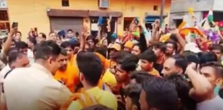 अब संभल में छतों से कांवड़ियों पर थूका और फेंके पत्थर, विरोध करने पर झड़प, समुदाय विशेष पर कांवड़ खंडित करने का आरोप Sambhal spitting on Kanwariyas