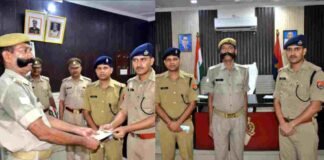 ‘मूंछे हो तो हेड कांस्टेबल रामवीर सिंह जैसी’, आगरा SSP से तारीफ सुनकर गदगद हुआ पुलिसकर्मी, 2 हजार रुपए देकर किया सम्मानित