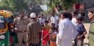 फतेहपुर: ऑटो में 27 सवारी देख उड़े पुलिस के होश, लोग बोले- पूरा मोहल्ला लेकर निकले थे क्या?