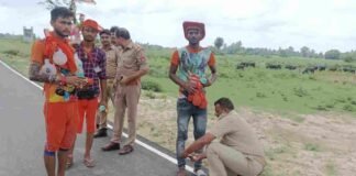 कावंड़ियों को रोक-रोक कर उनके जख्मी पैरों पर मरहम लगा रही हरदोई पुलिस, हो रही सराहना