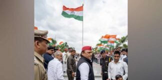 Independence Day: जनेश्वर मिश्र पार्क में अखिलेश यादव ने फहराया तिरंगा, बोले – खुशियों के साथ आज चुनौतियां भी हैं