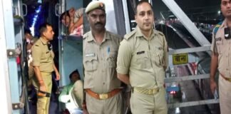 झांसी: GRP एसपी ने पहनी सिपाही की वर्दी, फिर चलती ट्रेन में कई यात्रियों के छिपा लिए मोबाइल, ये है पूरा मामला