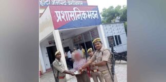 कुशीनगर: सिपाहियों की ईमानदारी देख रो पड़ी महिला, बोली – ‘अगर रुपए नहीं मिलते तो राशन कैसे आता’
