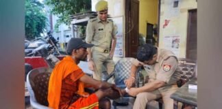 मुरादाबाद : जब कांवड़ियों के पैरों में छाले देखकर निकले चौकी इंचार्ज के आंसू, खुद की मरहम पट्टी