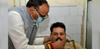 गाजियाबाद: जानलेवा हमले में घायल सिपाही से मिले डिप्टी CM ब्रजेश पाठक, सिर पर हाथ फेरकर पूछा- कुछ खाया?, अपने हाथों से पिलाया पानी Ghaziabad Brajesh Pathak