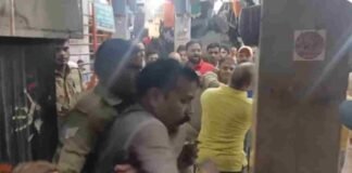 मिर्जापुर: मंदिर में दर्शन करने पहुंचे श्रद्धालु से पुलिसकर्मियों ने की मारपीट, SP ने 5 को किया सस्पेंड