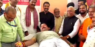 देवरिया: PM मोदी के जन्मदिन से सेवा पखवाड़ा का शुभारंभ, विधायक डॉ. शलभ मणि त्रिपाठी ने किया रक्तदान