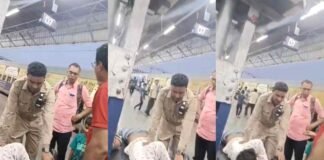 आगरा: रेलवे स्टेशन पर बेहोश हुआ युवक तो सिपाही ने सुंघाया जूता, वीडियो वायरल