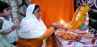 अलीगढ़ में मुस्लिम परिवार भी मना रहा गणेश चतुर्थी, रूबीना आसिफ खान में धूमधाम से घर में स्थापित की भगवान गणेश की प्रतिमा Aligarh Rubina asif khan
