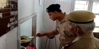 बुलंदशहर: मेस के भोजन की गुणवत्ता परखने पहुंचे SSP, संचालक को दिया सख्त निर्देश, कहा- खाने में नहीं होनी चाहिए कोई कमी Bulandshahr police line mess