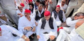 UP विधानसभा का मॉनसून सत्र शुरू, मुख्य विपक्षी पार्टी कार्यवाही से नदारद, सड़क पर बैठ धरना दे रहे अखिलेश यादव Akhilesh Yadav