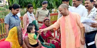 जनता दर्शन में CM योगी ने सुनी लोगों की फरियाद, अधिकारियों से बोले- FIR दर्ज करने और अपराधियों पर सख्ती में न हो कोताही