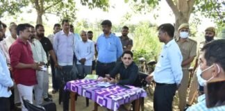 अंबेडकरनगर: ‘सरकार ने जोमैटो सर्विस नहीं चला रखी है, जो घर तक खाना पहुंचाएं’, बाढ़ पीड़ितों से बोले DM