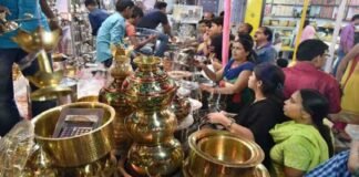 Dhanteras 2022: बेहद अशुभ होता है धनतेरस पर खाली बर्तन लाना, ये चीजें रख करने के बाद घर में करें प्रवेश