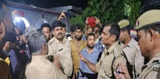 फर्रुखाबाद : ‘किसी कट्टर हिंदू को यहां रहने नहीं देंगे’.. कहकर 45 लोगों की भीड़ ने 4 युवकों पर किया जानलेवा हमला, फाड़े कपड़े, घेरकर पीटा