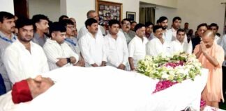 CM योगी ने सैफई पहुंचकर मुलायम सिंह यादव को दी श्रद्धांजलि, कहा- ये समाजवाद के प्रमुख स्तंभ एवं संघर्षशील युग का अंत है