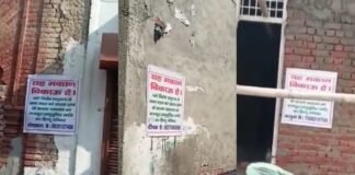 ‘संप्रदाय विशेष के लोग करते हैं बहू-बेटियों को परेशान’, नोएडा में लोगों ने घर के बाहर लगाए ‘मकान बिकाऊ है’ के पोस्टर