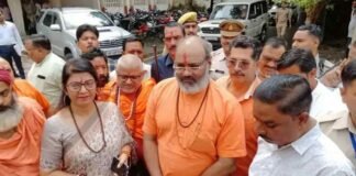 मुजफ्फरनगर दंगा: डासना मंदिर के पीठाधीश्वर यति नरसिंहानंद गिरी ने कोर्ट में किया सरेंडर, भड़काऊ भाषण देने का आरोप Yeti Narasimhanand Giri