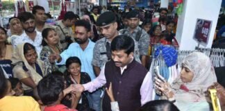 Diwali: योगी सरकार में कैबिनेट मंत्री नंदी ने 600 गरीब महिलाओं व बच्चों को कराई दीवाली की शॉपिंग, बांटी मिठाइयां Nand Gopal Nandi Gupta