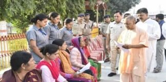 गोरखपुर: CM योगी ने जनता दरबार में सुनी फरियाद, कहा- जनता की सेवा में समर्पित है सरकार Gorakhpur CM Yogi