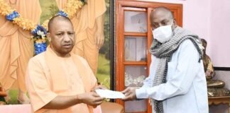 गोरखपुर: जनता दर्शन में दिखी CM योगी की दरियादिली, पैरालिसिस के मरीज को दिए 2 लाख रुपए, कहा- इलाज में आड़े नहीं आएगी पैसे की कमी Gorakhpur CM Yogi Adityanath
