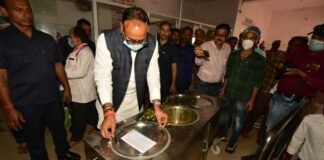 बाराबंकी में डिप्टी CM ने जिला अस्पताल का किया औचक निरीक्षण, मरीजों को दिए जाने वाले भोजन में गुणवत्ता न मिलने पर लगाई फटकार Barabanki district hospital