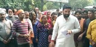 मेरठ: 400 लोगों को धर्म परिवर्तन के लिए किया मजबूर, जबरन ईसाई बनाने की कोशिश का आरोप, SSP ऑफिस में बस्तीवालों का हंगामा Meerut Mangatpuram basti