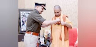 Police Flag Day: DGP ने CM योगी को लगाया फ्लैग पिन, मुख्यमंत्री ने कहा- हमें UP पुलिस पर गर्व