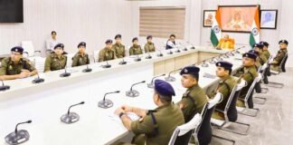 UP: जिलों की कप्तानी देने से पहले CM ने परखी IPS अफसरों की काबिलियत, जीरो टॉलरेंस की नीति पर चलने की दी नसीहत
